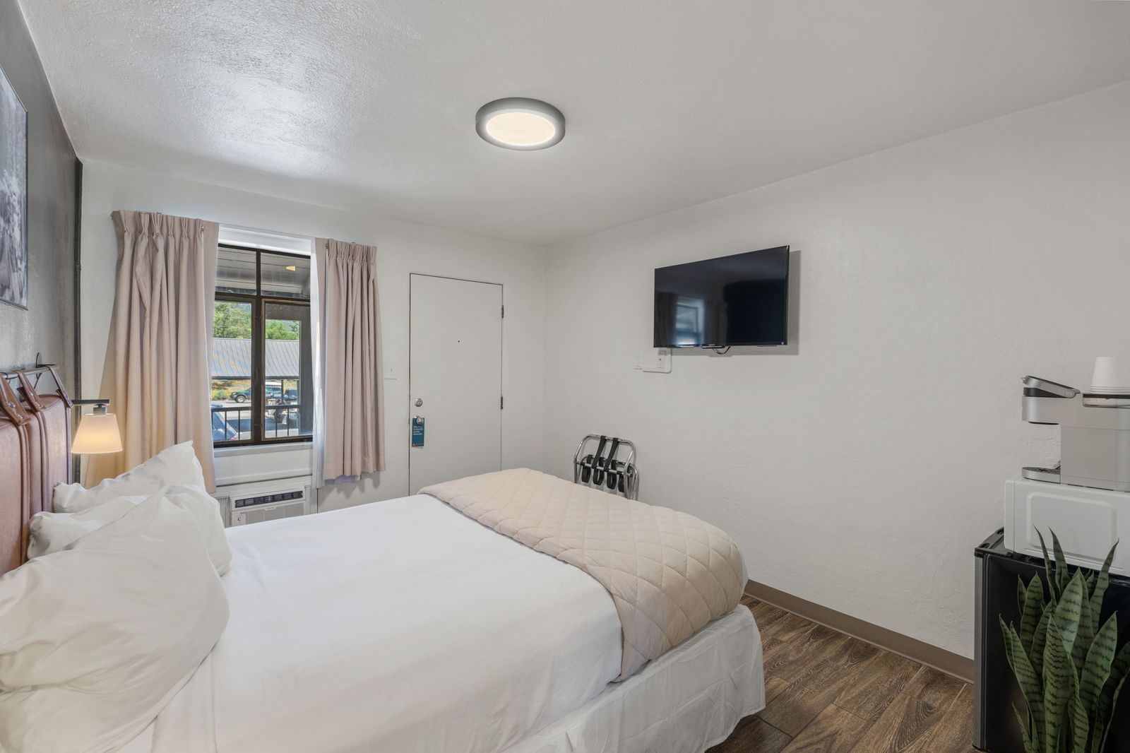 Cozy Queen Room Workspace - Adventure Inn Durango Value Lodging