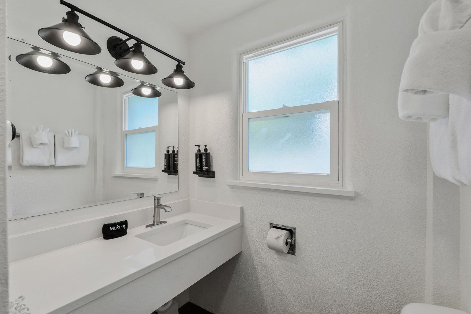 Cozy Queen Room Bathroom - Clean Comfortable Durango Hotel