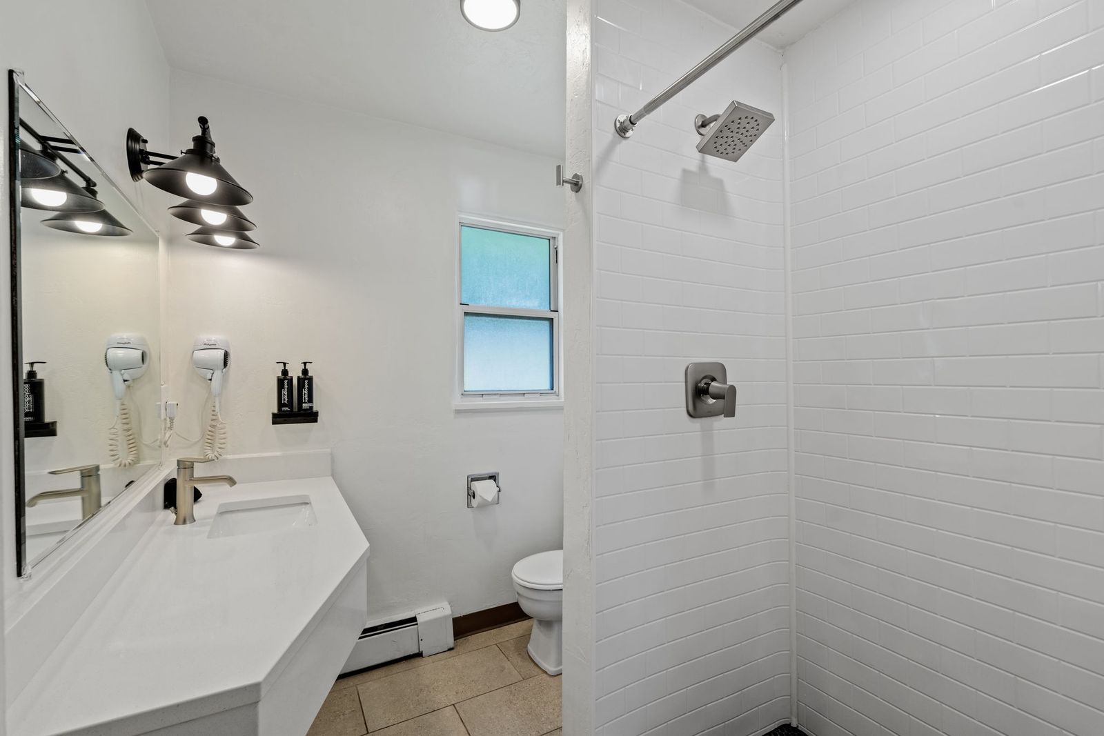 Cozy Queen Room Overview - Affordable Hotels Near Mesa Verde