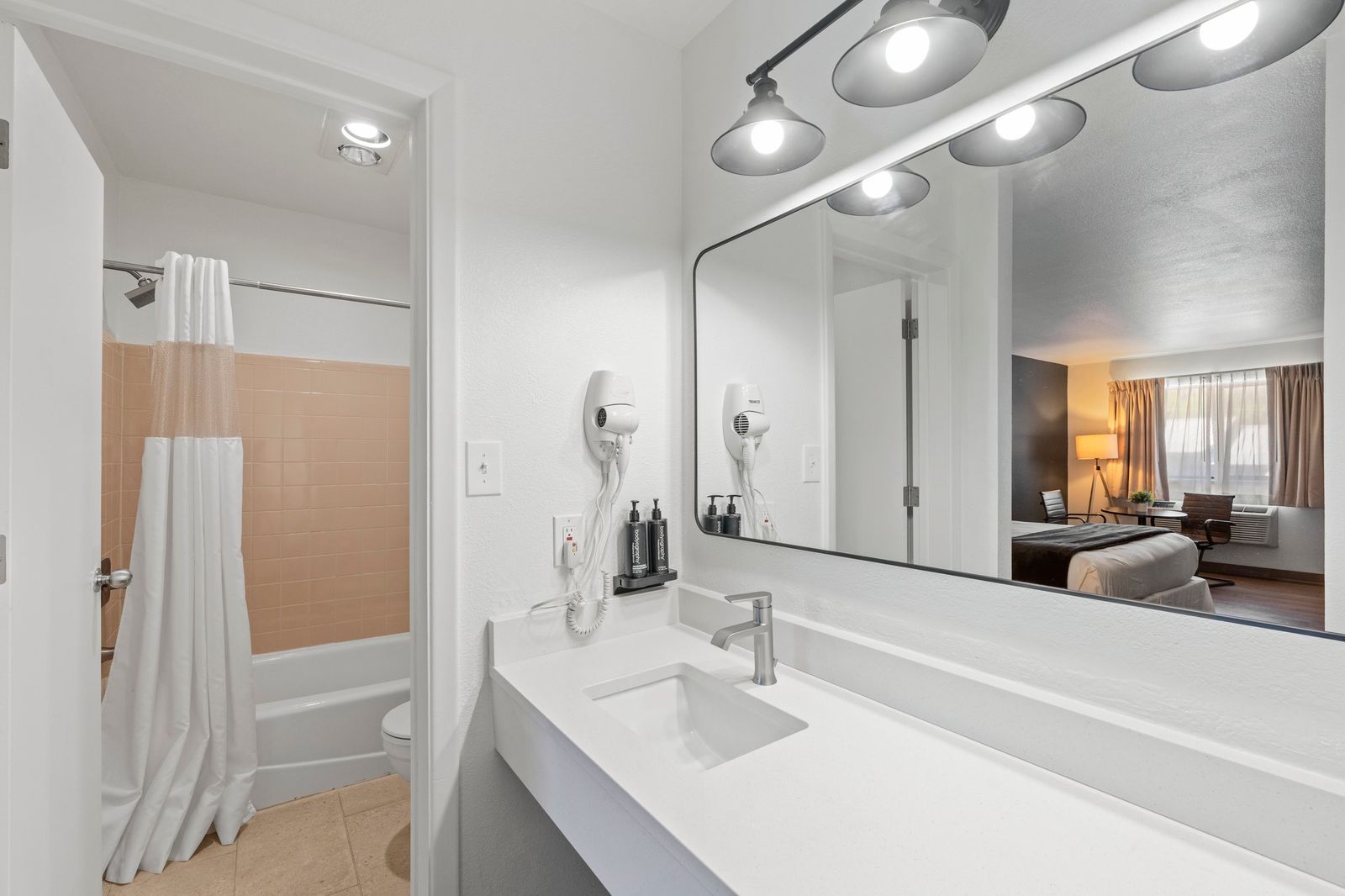 King Room Modern Bathroom - Durango Hotel Comfortable Lodging