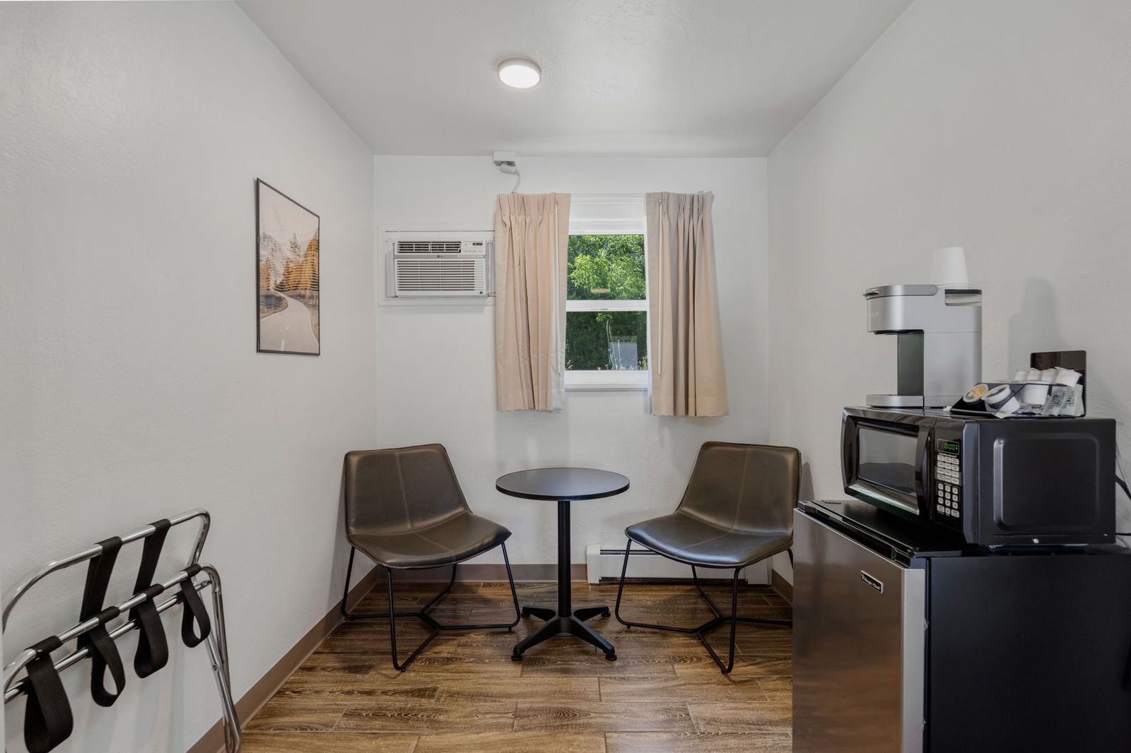 Queen Room Sitting Area - Adventure Inn Durango Comfortable Stay